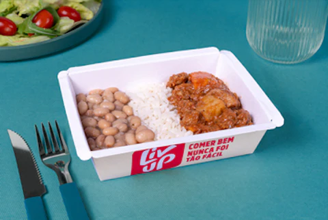 Picadinho de carne com legumes, arroz e feijão carioca
