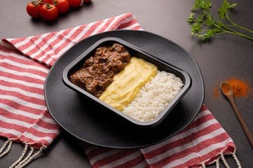 Picadinho de carne, arroz branco e purê de banana da terra