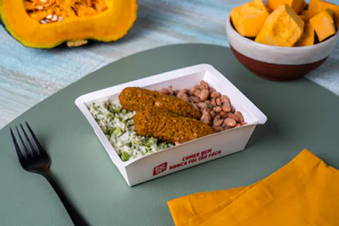 Quibe de abóbora, arroz com brócolis e feijão