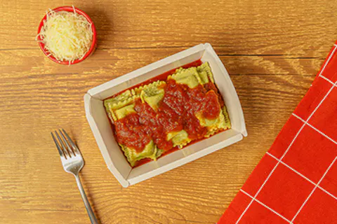 Ravioli de mussarela de búfala com molho de tomate