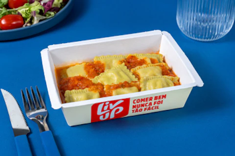 Ravioli de mussarela de búfala com molho de tomate
