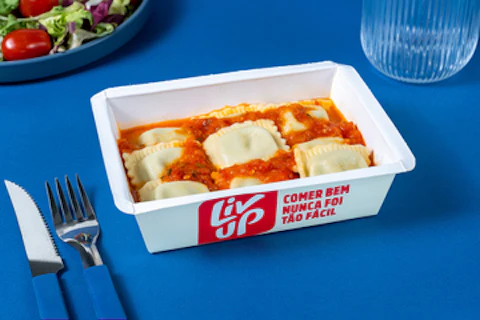 Ravioli de ricota e espinafre com molho de tomate