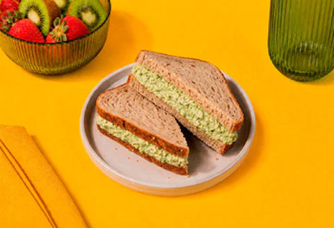Sanduíche proteico de frango com pesto de rúcula