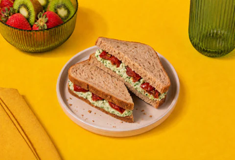 Sanduíche proteico de ricota com pesto de rúcula e tomate assado