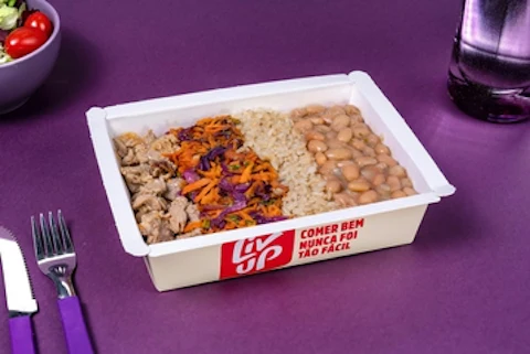 Suíno acebolado, arroz integral, feijão carioca e legumes