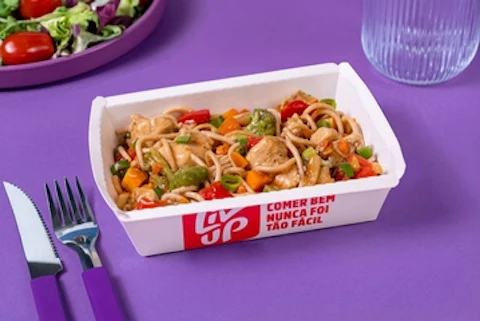 Yakisoba de frango com legumes