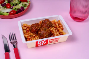 Almôndega de carne com fusilli