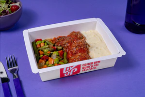 Almôndega de carne, purê de batata e legumes