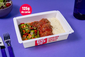Almôndega de carne, purê de batata e legumes