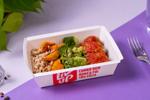 Almôndega de frango, arroz 7 grãos e mix de legumes