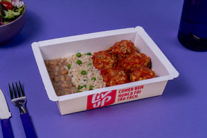 Almôndega de frango, arroz, feijão e legumes