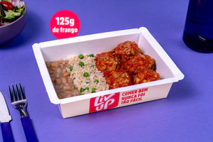 Almôndega de frango, arroz, feijão e legumes