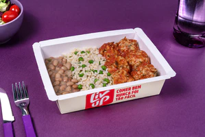 Almôndega de frango, feijão, arroz e legumes