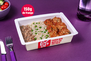 Almôndega de frango, feijão, arroz e legumes