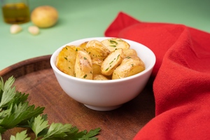 Batata assada com alho e salsinha