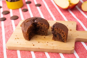 Bolinho com cacau, pasta de amendoim e chocolate