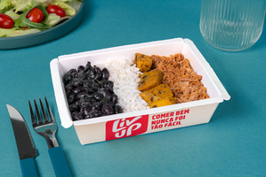 Carne desfiada, arroz, feijão preto e abóbora