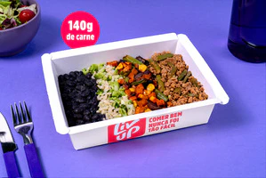 Carne moída, arroz, feijão preto e legumes