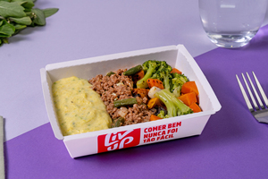 Carne moída, purê de mandioquinha e legumes assados