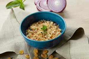 Couscous com castanha de caju e passas