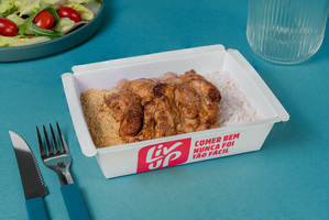 Coxa de frango, arroz, feijão carioca e farofa