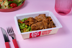 Coxa de frango desossada, mix de raízes e edamame