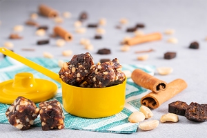 Cubos de amendoim, banana e canela