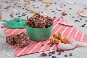 Cubos de coco, castanha de caju e cacau