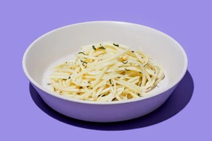 Espaguete low carb de palmito pupunha com sálvia
