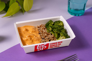 Estrogonofe de frango, arroz 7 grãos e brócolis