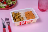 Estrogonofe de frango, arroz e batata assada