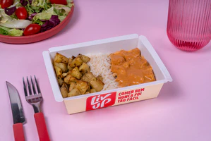 Estrogonofe de frango, arroz branco e batata assada