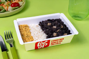 Feijoada vegetariana, arroz branco e farofa