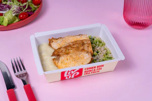 Frango assado, arroz com brócolis e purê de batata