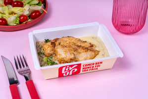 Frango assado, arroz integral com brócolis e purê de batata