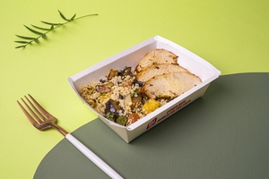 Frango assado, couscous e legumes mediterrâneos