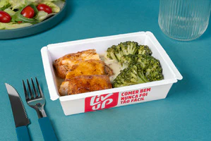 Frango assado, purê de batata doce e brócolis 370g