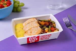 Frango assado, purê de mandioquinha e legumes