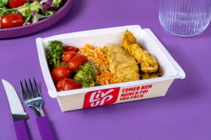 Frango com lemon pepper, arroz com cenoura e legumes