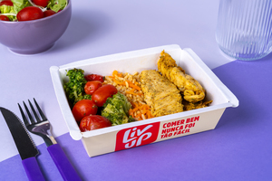 Frango com lemon pepper, arroz com cenoura e legumes