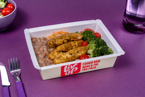 Frango com lemon pepper, arroz, feijão e legumes