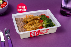 Frango com lemon pepper, arroz, feijão e legumes