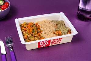 Frango com molho de espinafre, arroz e legumes com feijão fradinho