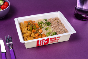 Frango com mostarda e mel, arroz com brócolis, feijão e mix de legumes