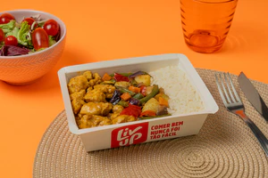 Frango com mostarda e mel, arroz e legumes