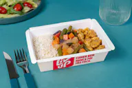 Frango com mostarda e mel, arroz e legumes
