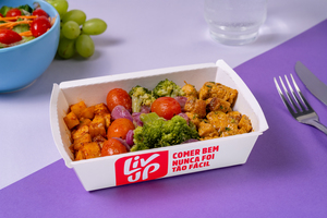 Frango com mostarda e mel, legumes e batata