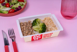 Frango cremoso, arroz, feijão e brócolis no vapor