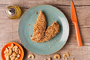 Frango com crosta de castanha de cajU