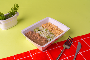 Frango desfiado cremoso, arroz e feijão carioca